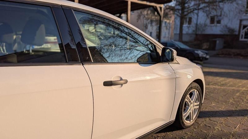 Gebraucht Ford Focus 86 PS (63 kW) 2015 Weiß Kombi