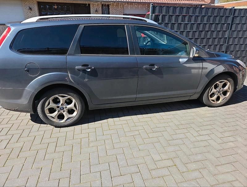 Gebraucht Ford Focus 115 PS (84 kW) 2010 Grau Kombi