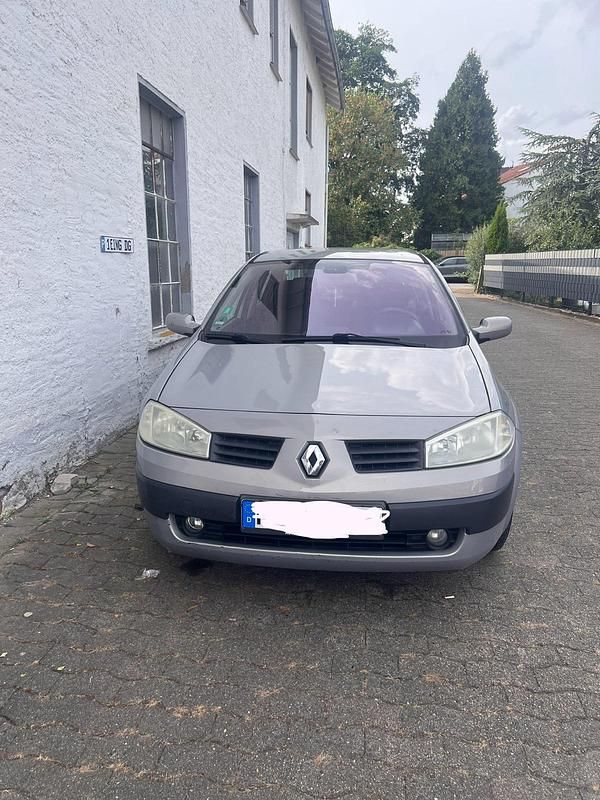 Grau Gebraucht 2004 Renault Mégane II Limousine | 1.690 € (Fairer Preis) - Bild 1/4