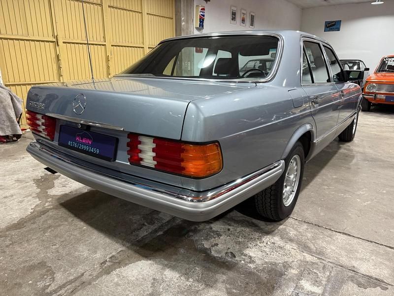 Brugt Mercedes E280 185 HK (136 kW) 1982 Blå Sedan