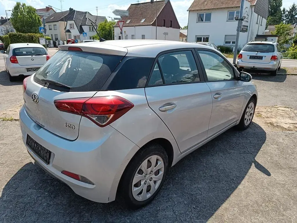 Gebraucht Hyundai i20 Classic 84 PS (61 kW) 2017 Silber Limousine