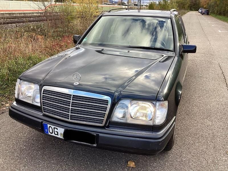 Schwarz Gebraucht 1996 Mercedes E220 Limousine | 4.800 € (Fairer Preis) - Bild 1/4