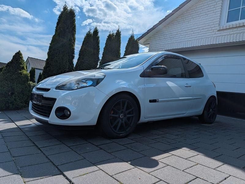 Weiß Gebraucht 2012 Renault Clio IV Limousine | 4.099 € (Superpreis) - Bild 1/4