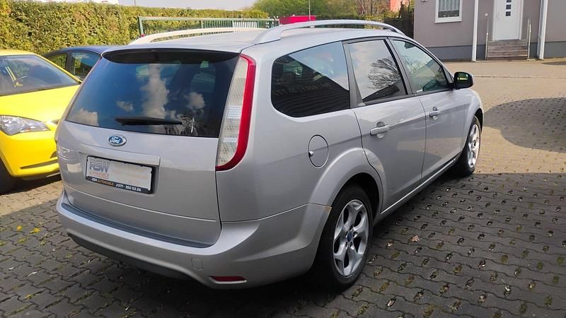 Gebraucht Ford Focus 109 PS (80 kW) 2010 Silber Kombi