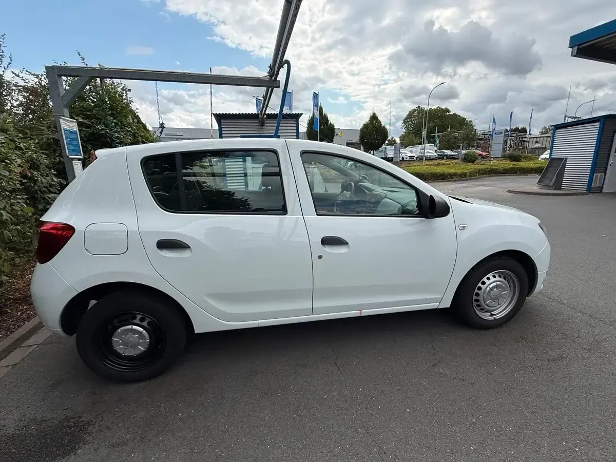 Gebraucht Dacia Sandero 73 PS (53 kW) 2014 Weiß Limousine