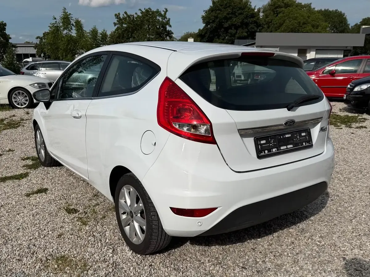 Gebraucht Ford Fiesta Titanium 97 PS (71 kW) 2012 Weiß Kleinwagen