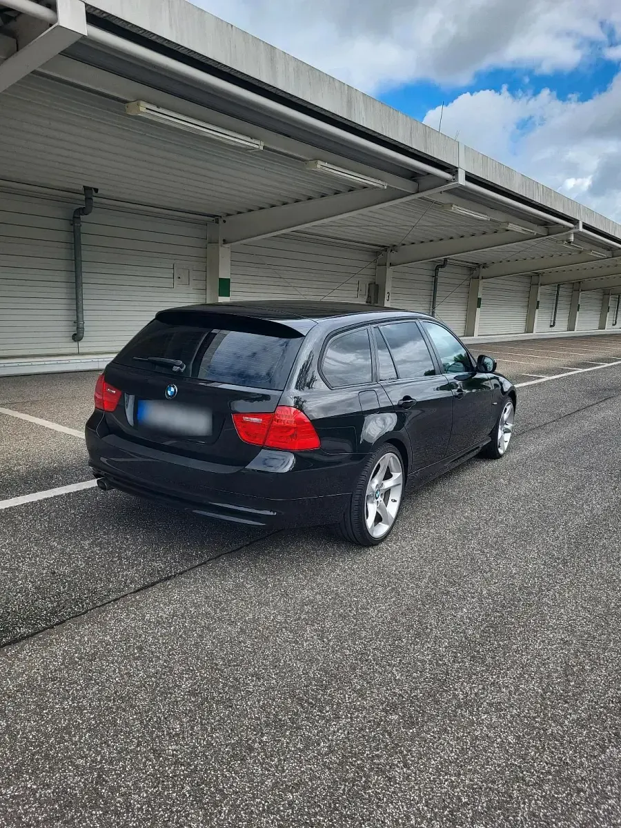 Gebraucht BMW 320 184 PS (135 kW) 2010 Schwarz Kombi