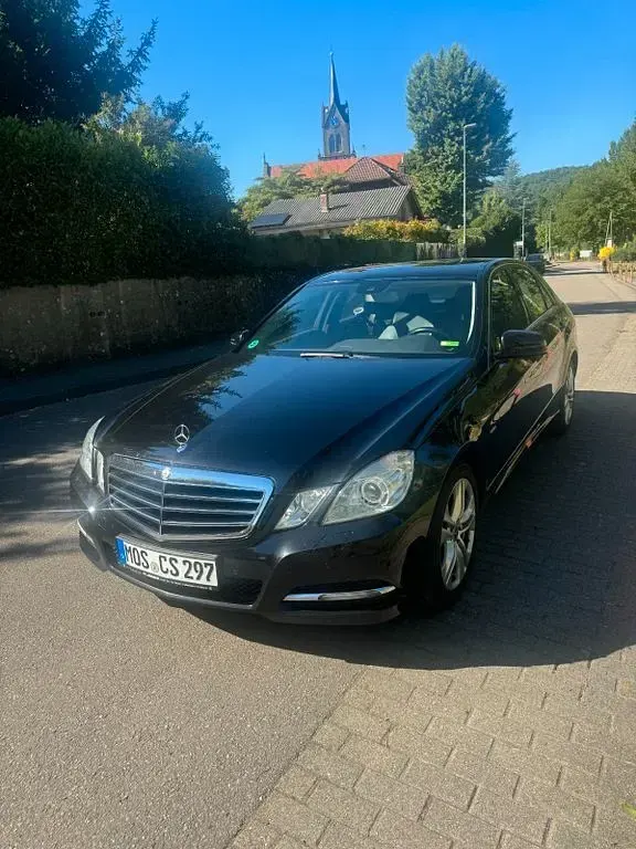 Gebraucht Mercedes E220 Avantgarde 170 PS (125 kW) 2011 Schwarz Limousine
