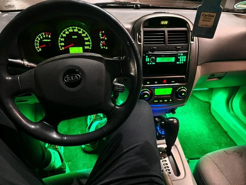 Gebraucht Kia Cerato 140 PS (102 kW) 2004 Schwarz Kleinwagen