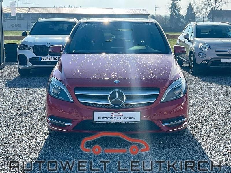 Rot Gebraucht 2014 Mercedes B200 Van / Kleinbus | 14.480 € (Fairer Preis) - Bild 1/4