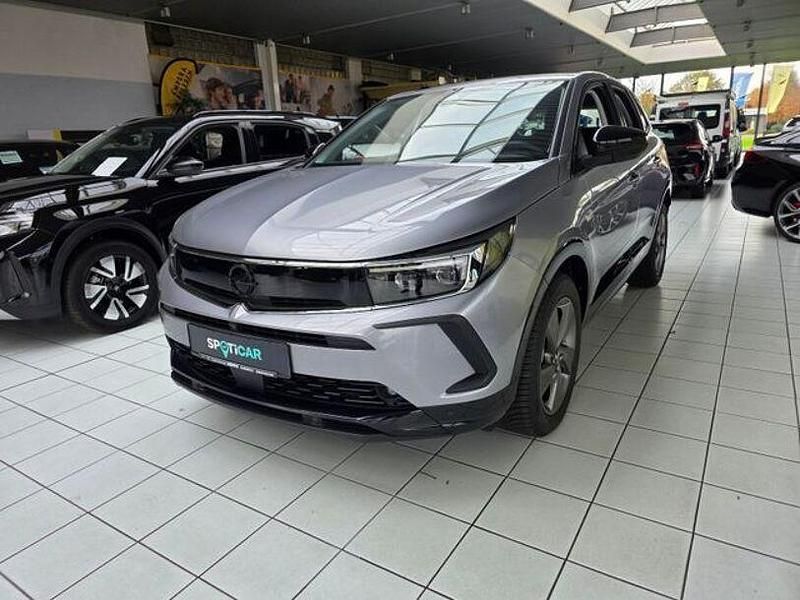Quarzsilber metallic (metallic) Gebraucht 2024 Opel Grandland X SUV | 21.390 € (Fairer Preis) - Bild 1/4
