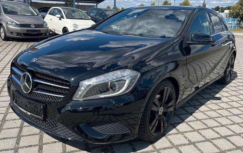 Kosmosschwarz metalliclack Gebraucht 2012 Mercedes A200 Limousine | 11.250 € (Fairer Preis) - Bild 1/4