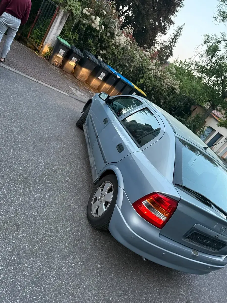 Używany Opel Astra 101 KM (74 kW) 2002 Srebrny Sedan/Limuzyna