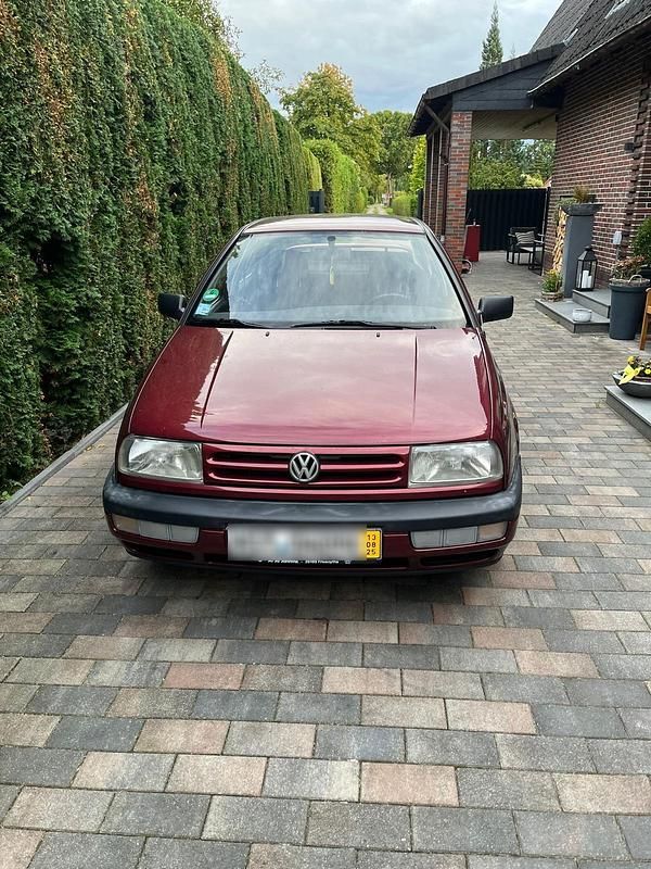 Rot Gebraucht 1994 VW Vento Limousine | 1.990 € - Bild 1/4