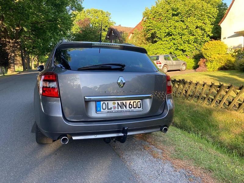 Silber Gebraucht 2014 Renault Laguna GrandTour LIMITED Kombi | 5.940 € (Fairer Preis) - Bild 1/4