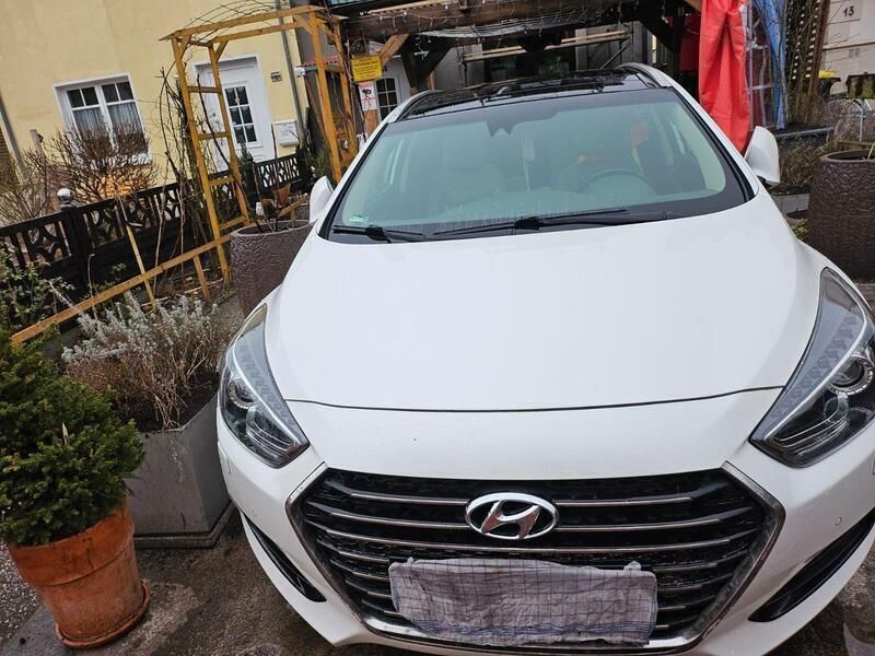 Weiß Gebraucht 2016 Hyundai i40 Premium Kombi | 12.200 € (Fairer Preis) - Bild 1/4