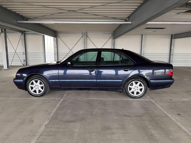 Gebraucht Mercedes E200 163 PS (119 kW) 2001 Blau Limousine