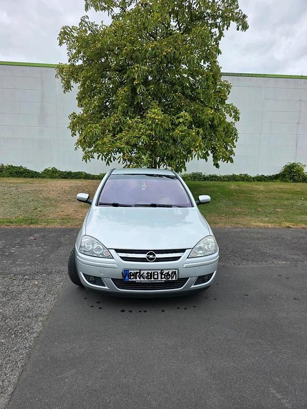 Silber Gebraucht 2006 Opel Corsa Kleinwagen | 1.900 € (Fairer Preis) - Bild 1/4