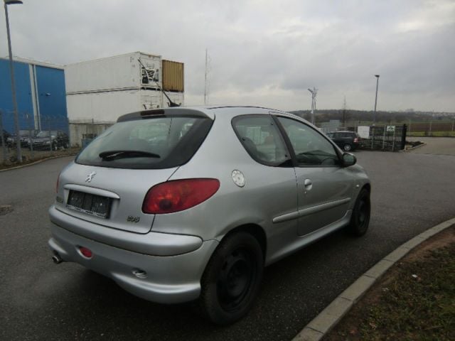 Gebraucht Peugeot 206 Quiksilver 109 PS (80 kW) 2005 Silber metallic Kleinwagen