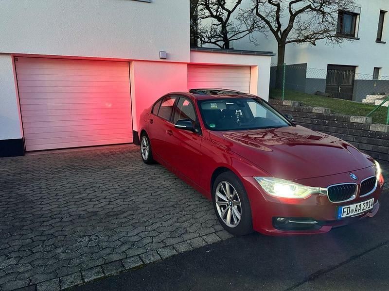 Gebraucht BMW 320 Sport Line 184 PS (135 kW) 2014 Rot Limousine