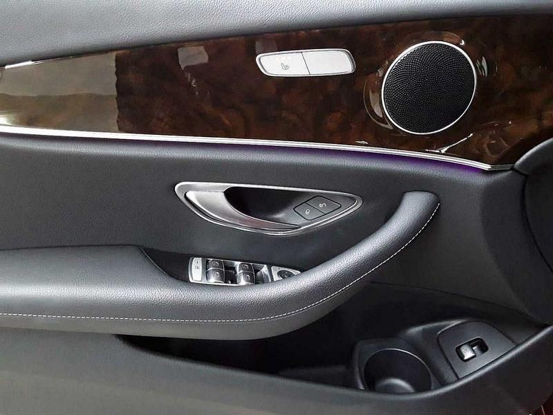 Gebraucht Mercedes E300 194 PS (142 kW) 2022 Rot Limousine