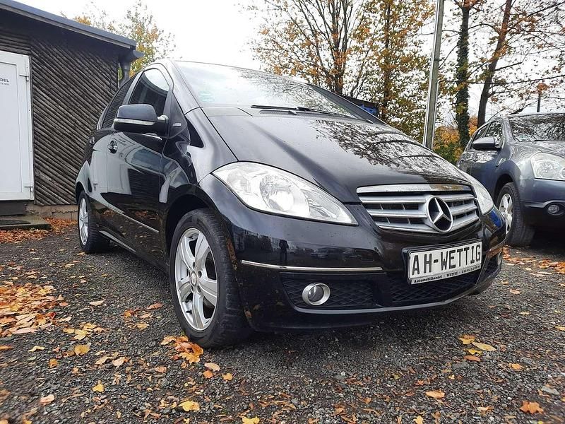 Kosmosschwarz Gebraucht 2011 Mercedes A180 Kleinwagen | 5.999 € (Fairer Preis) - Bild 1/4
