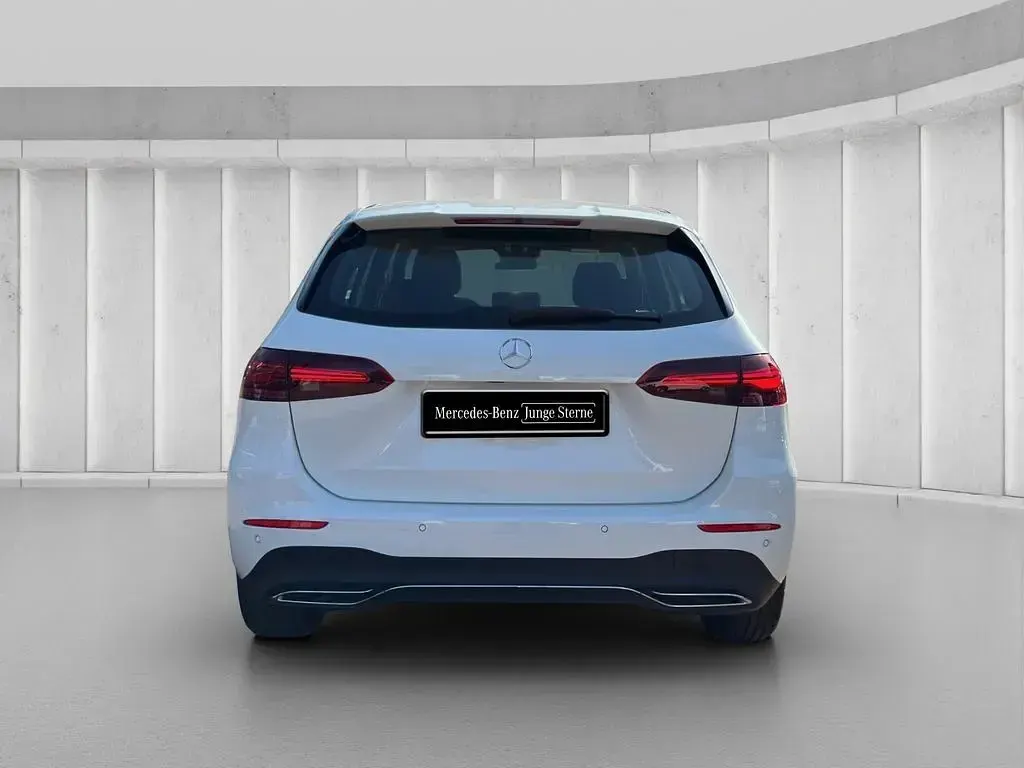 Gebraucht Mercedes B200 Progressive 163 PS (119 kW) 2024 Weiß Kleinwagen