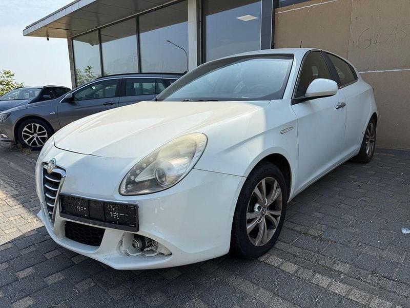 Weiß Gebraucht 2012 Alfa Romeo Giulietta Turismo Kleinwagen | 2.499 € (Guter Preis) - Bild 1/4
