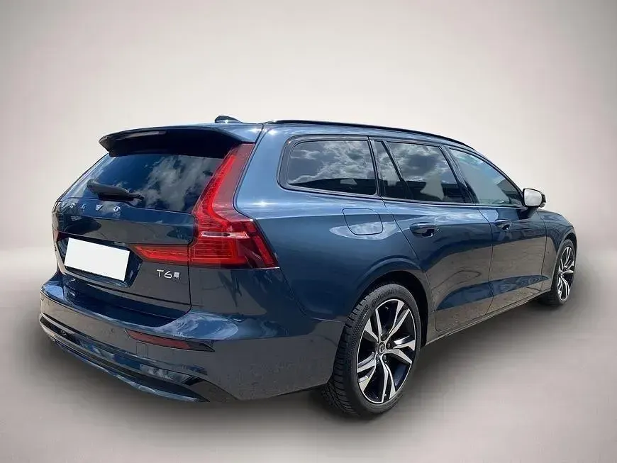 Gebraucht Volvo V60 Plus 253 PS (186 kW) 2024 Manufacturer Kombi