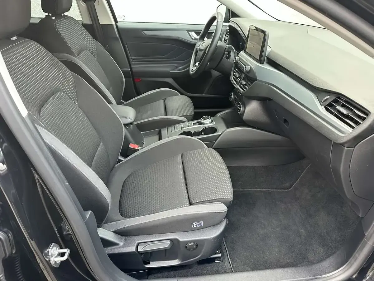 Gebraucht Ford Focus 120 PS (88 kW) 2023 Obsidianschwarz metallic Kombi