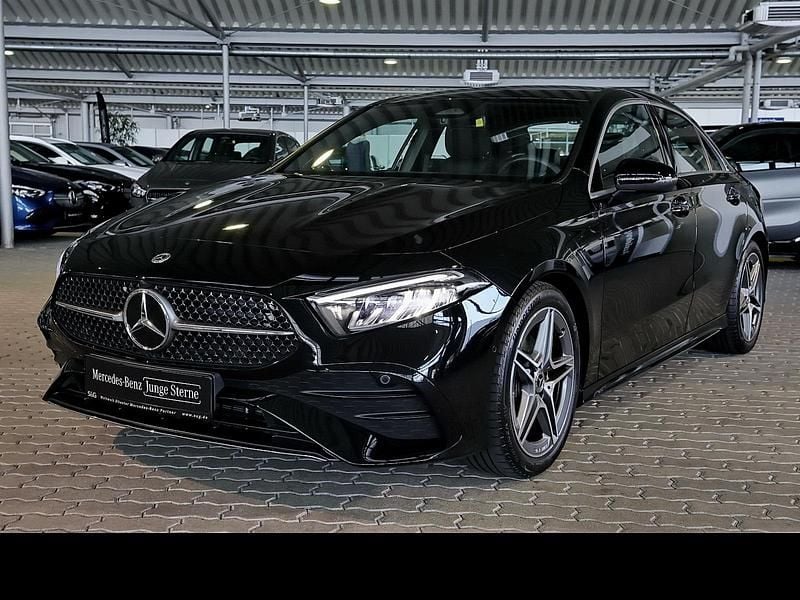 Metalliclack kosmosschwarz Gebraucht 2024 Mercedes A180 AMG Limousine | 31.450 € (Fairer Preis) - Bild 1/4