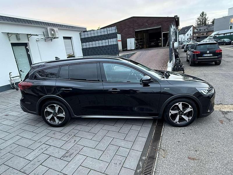 Gebraucht Ford Focus Active 116 PS (85 kW) 2023 Obsidianschwarz metallic Kombi