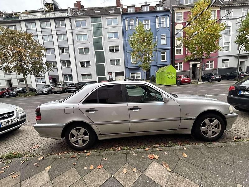 Grau Gebraucht 2000 Mercedes C220 Classic Limousine | 4.500 € (Etwas zu teuer) - Bild 1/4
