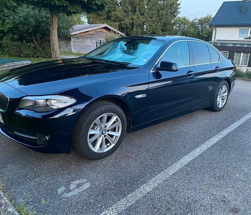 Blau Gebraucht 2011 BMW 520 Luxury Line Limousine | 8.499 € (Fairer Preis) - Bild 1/4