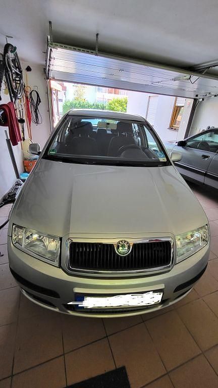 Grau Gebraucht 2007 Skoda Fabia Ambiente Limousine | 2.350 € (Etwas zu teuer) - Bild 1/4