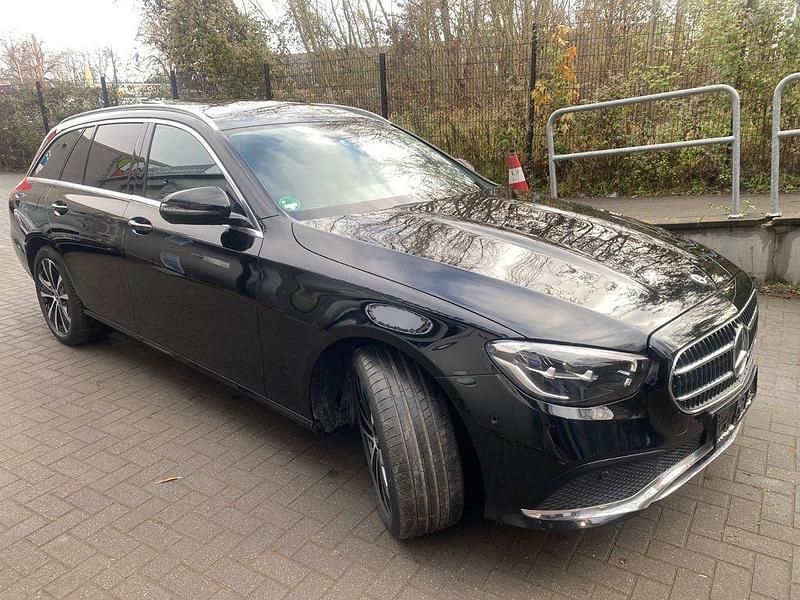 Gebraucht Mercedes E300 194 PS (142 kW) 2023 Schwarz Kombi