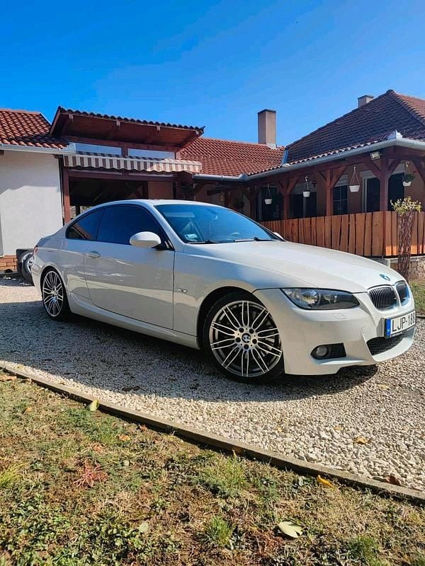 Weiß Gebraucht 2008 BMW 330 M Sport Coupé | 12.999 € (Teuer) - Bild 1/4