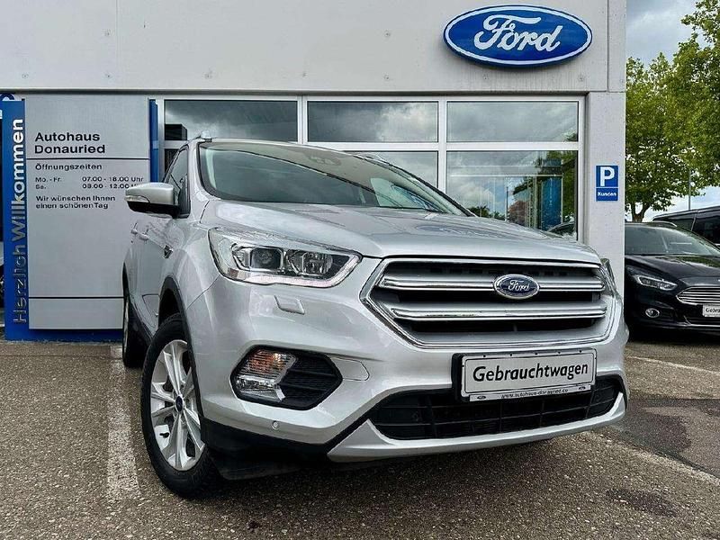 Polarsilber metallic Gebraucht 2017 Ford Kuga Titanium SUV | 17.990 € (Fairer Preis) - Bild 1/4