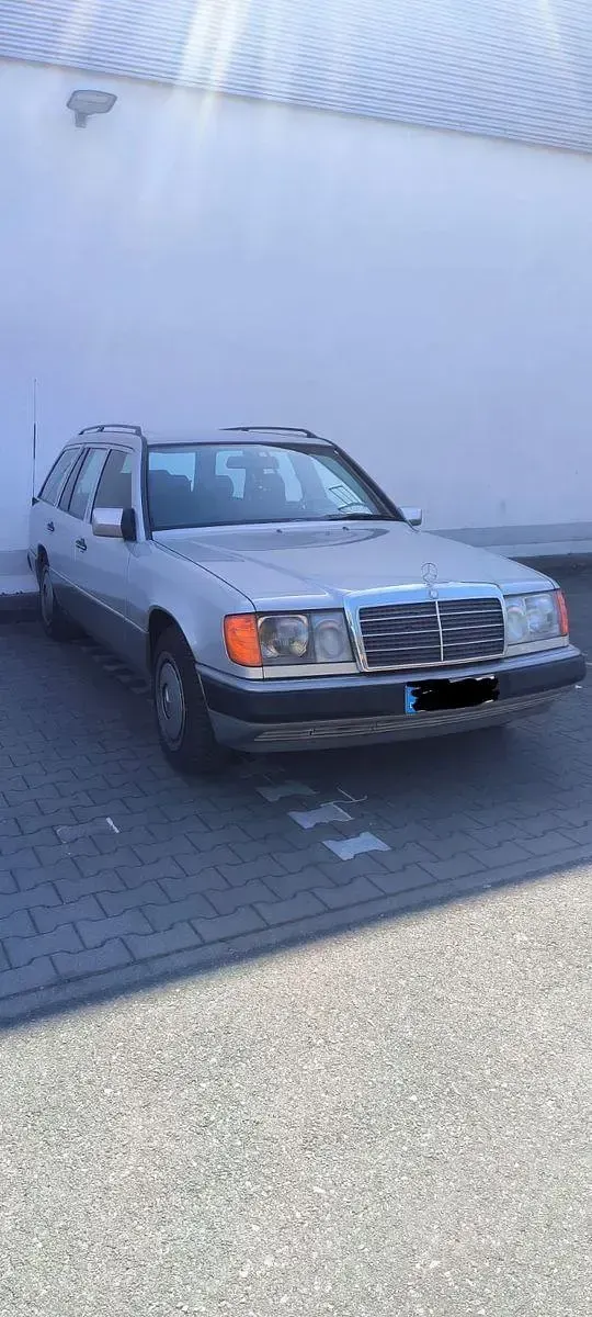 Second-hand Mercedes E300 179 CP (131 kW) 1990 Argintiu Berlinǎ