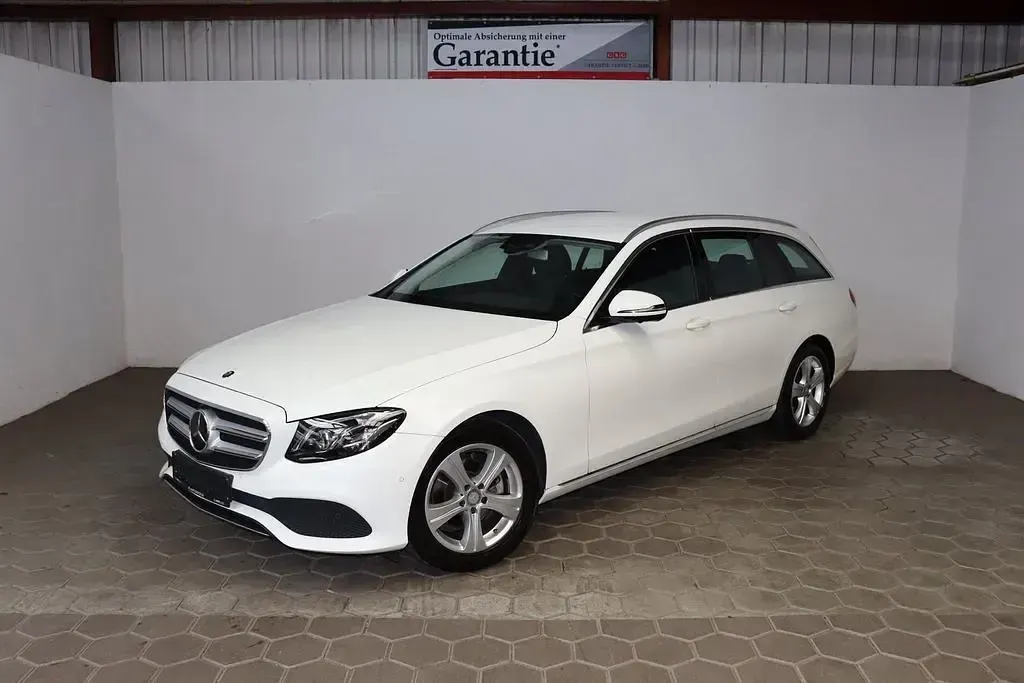 Gebraucht Mercedes E220 Avantgarde 194 PS (142 kW) 2017 Weiß Limousine