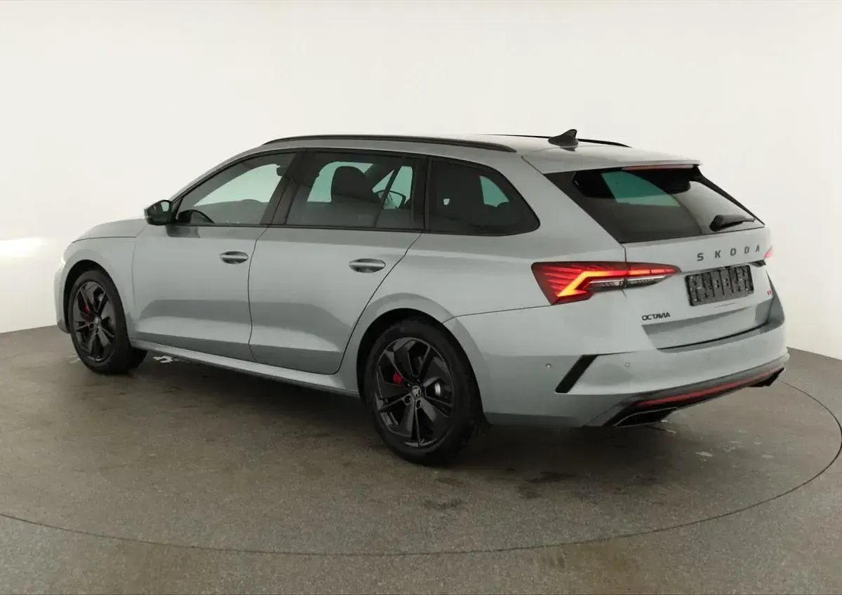 Neu Skoda Octavia RS 265 PS (194 kW) 2026 Smokey diamond silver metallic Kombi