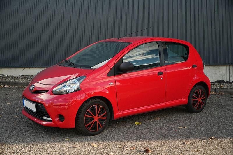 Rot Gebraucht 2013 Toyota Aygo Connect Style Kleinwagen | 5.000 € (Fairer Preis) - Bild 1/4