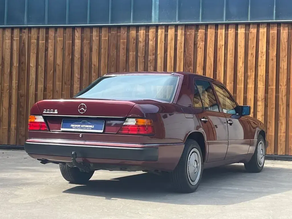 Gebraucht Mercedes E200 118 PS (86 kW) 1989 Rot Limousine
