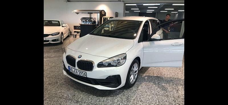 Schwarz Gebraucht 2018 BMW 220 Gran Tourer Van / Kleinbus | 17.200 € (Guter Preis) - Bild 1/4
