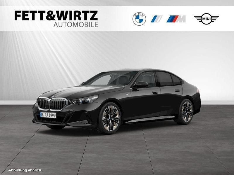 Saphirschwarz metallic Gebraucht 2024 BMW 520 M Sport Limousine | 50.390 € (Guter Preis) - Bild 1/2