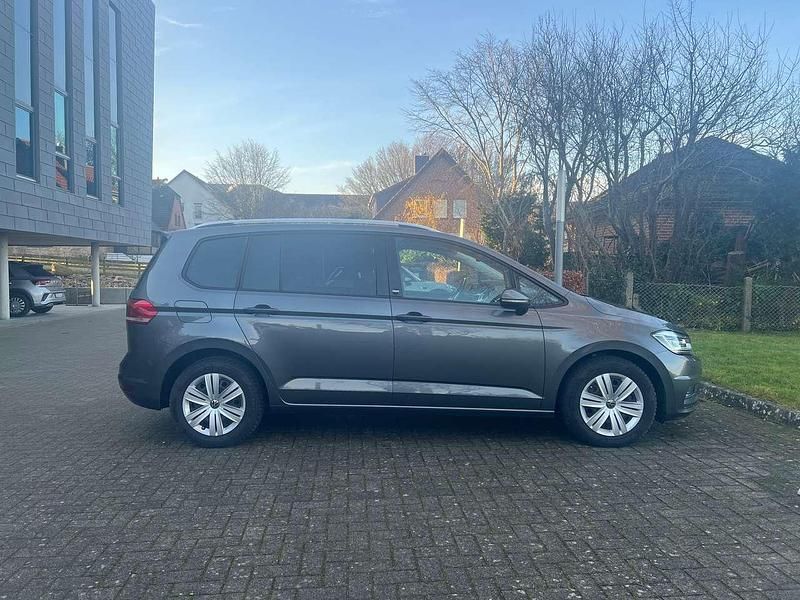 Grau Gebraucht 2017 VW Touran Sound Van / Kleinbus | 21.800 € (Fairer Preis) - Bild 1/4
