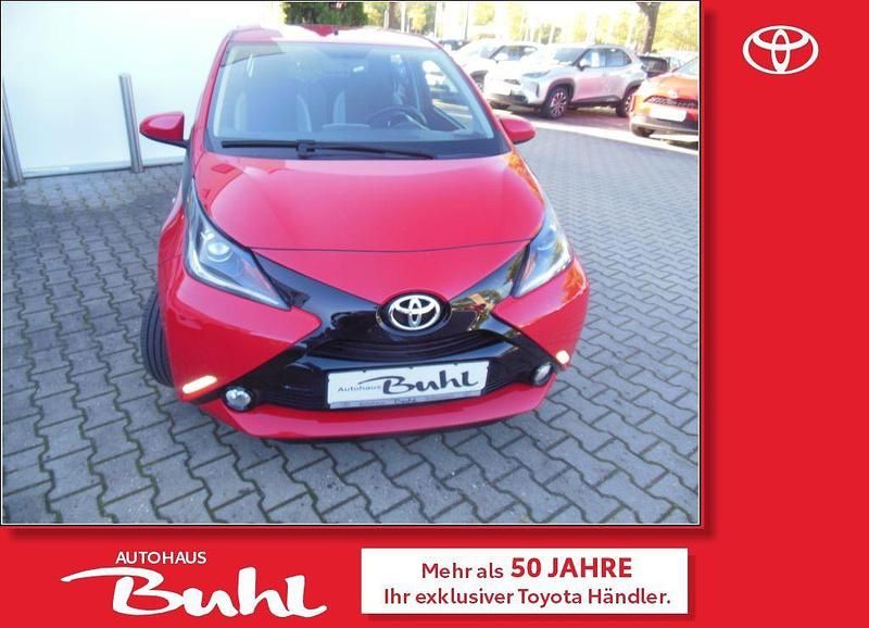 Rot Gebraucht 2018 Toyota Aygo X-play Kleinwagen | 9.887 € (Fairer Preis) - Bild 1/4