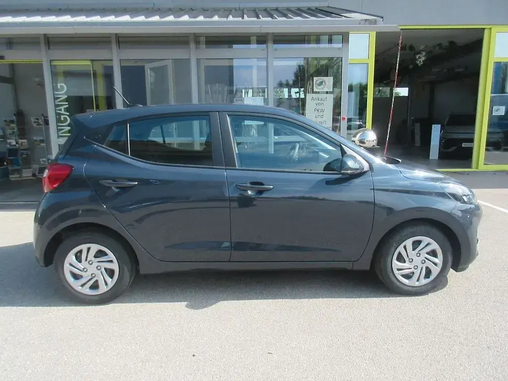 Neu Hyundai i10 Pure 63 PS (46 kW) 2025 Grau Kleinwagen