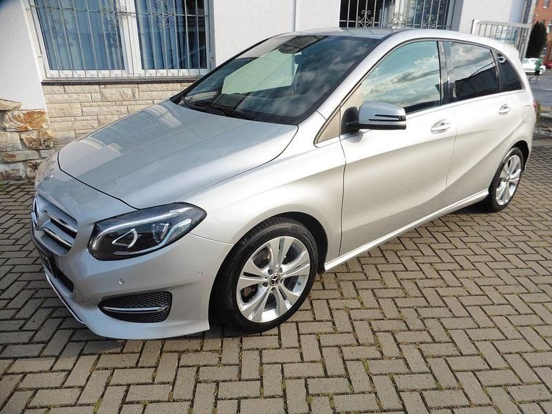 Silber Gebraucht 2017 Mercedes B180 Urban Van / Kleinbus | 17.450 € (Etwas zu teuer) - Bild 1/4