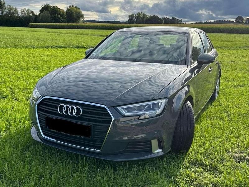 Grau Gebraucht 2019 Audi A3 Kombi | 14.900 € (Superpreis) - Bild 1/4